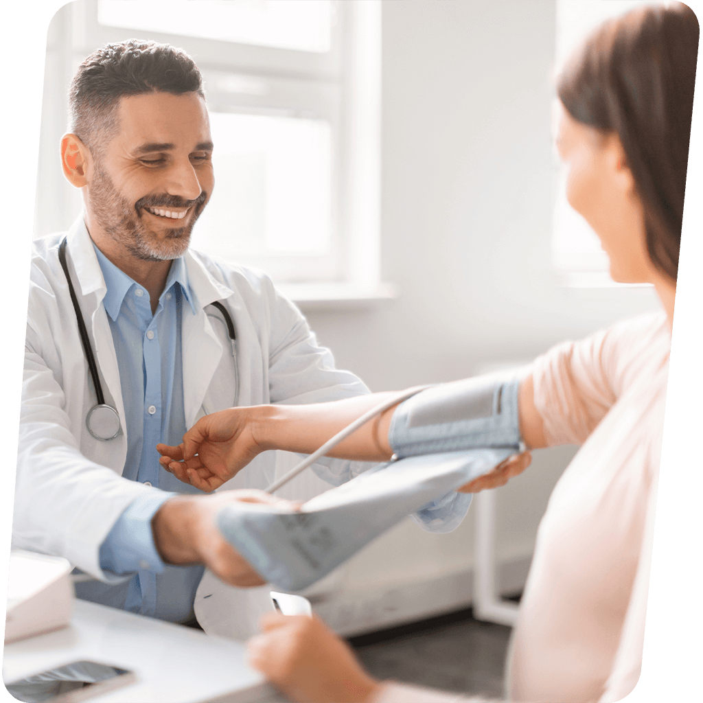 clínico geral examinando paciente em consultório moderno, interação profissional de saúde